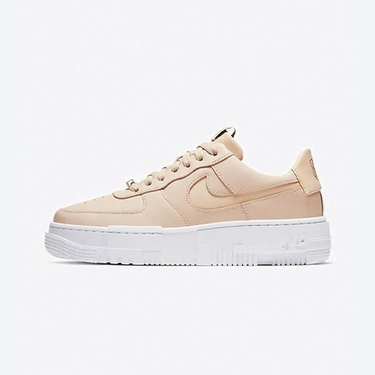 تصویر کتونی نایک ایرفورس 1 پیکسل بژ